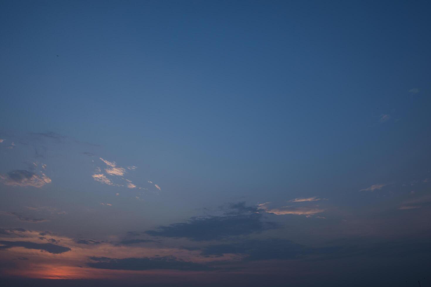 il cielo e le nuvole al tramonto foto