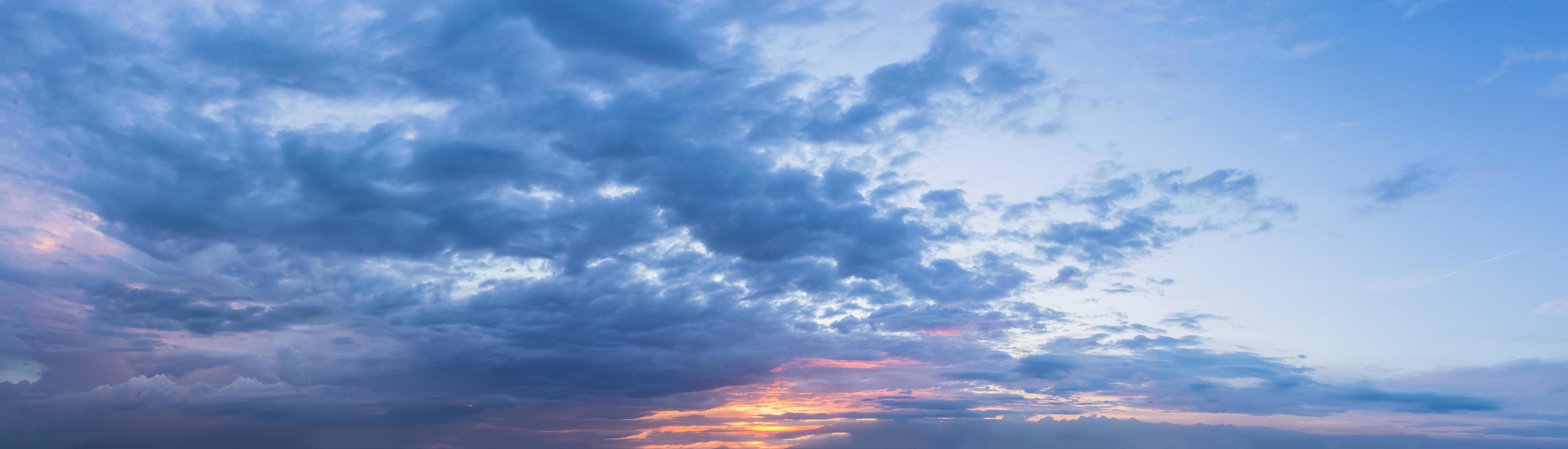 il cielo e le nuvole al tramonto foto