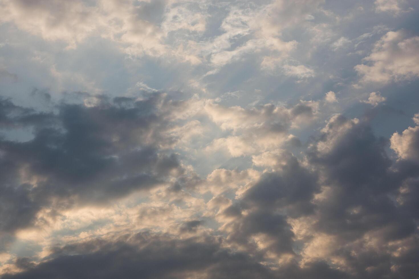 il cielo e le nuvole al tramonto foto