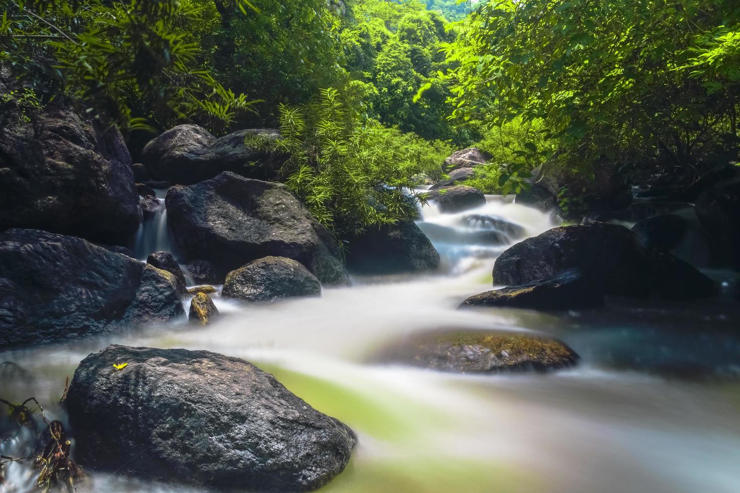 cascata di nang rong in thailandia foto