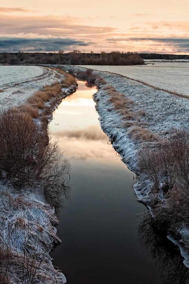 piccolo fiume al tramonto foto