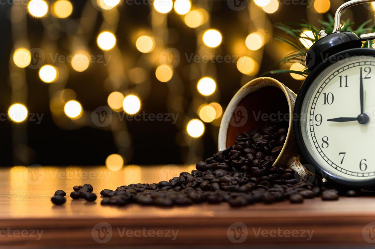 tazza di caffè sulla scrivania foto