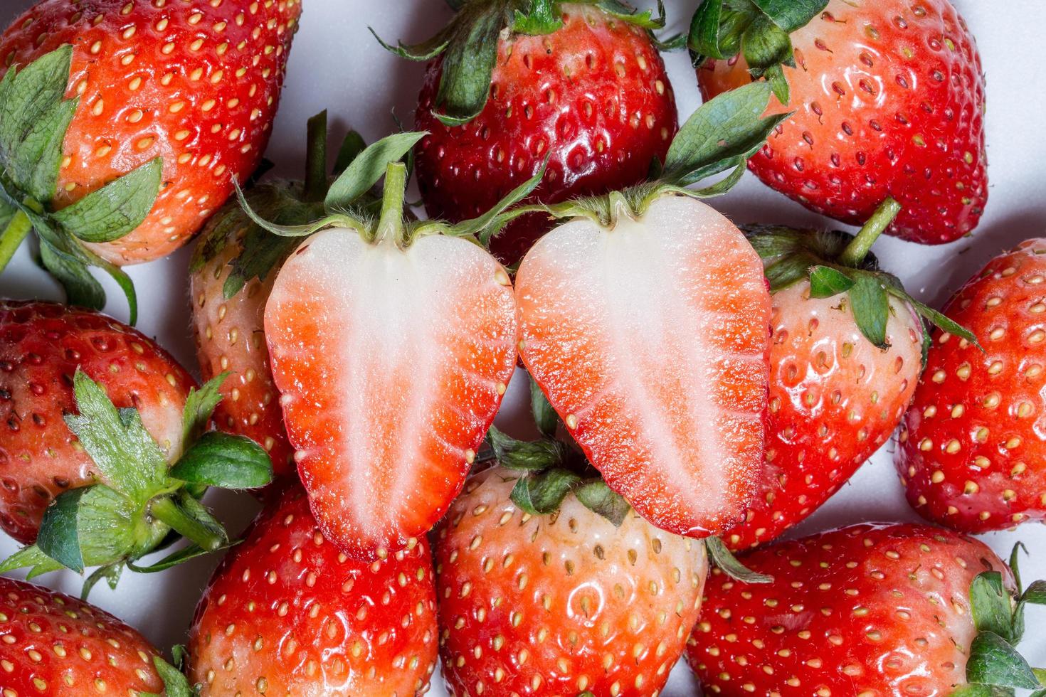 fragole su sfondo bianco foto