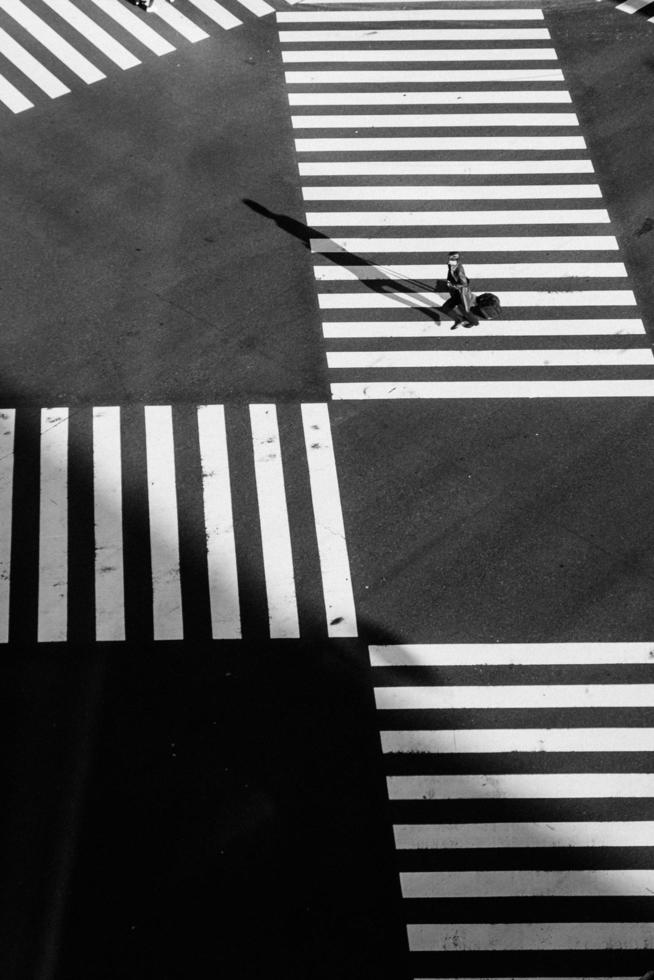 tokyo, giappone, 2020 - persona che cammina in un incrocio foto