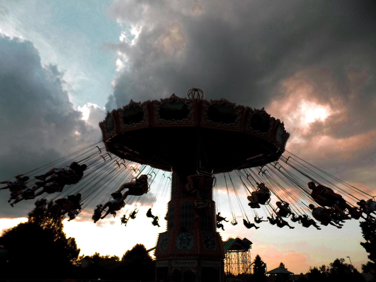 allentown, regno unito, 2020 - silhouette di una giostra a dorney park foto