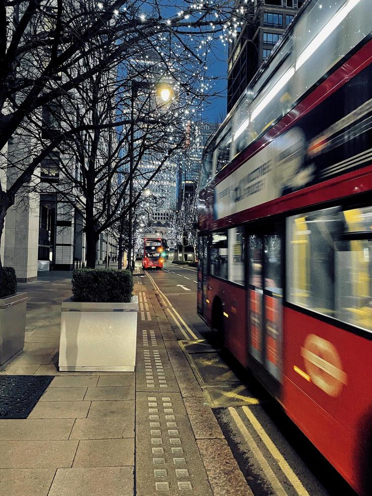 Londra, Regno Unito, 2020 - Autobus a due piani sotto le luci di Natale foto