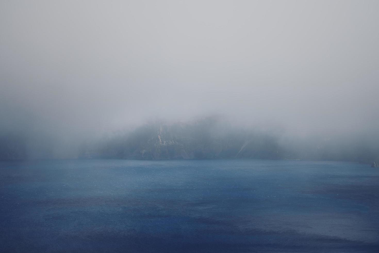 nebbioso oceano blu foto