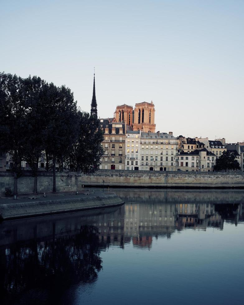 notre-dame, francia, 2020 - specchio d'acqua calmo vicino alla città foto