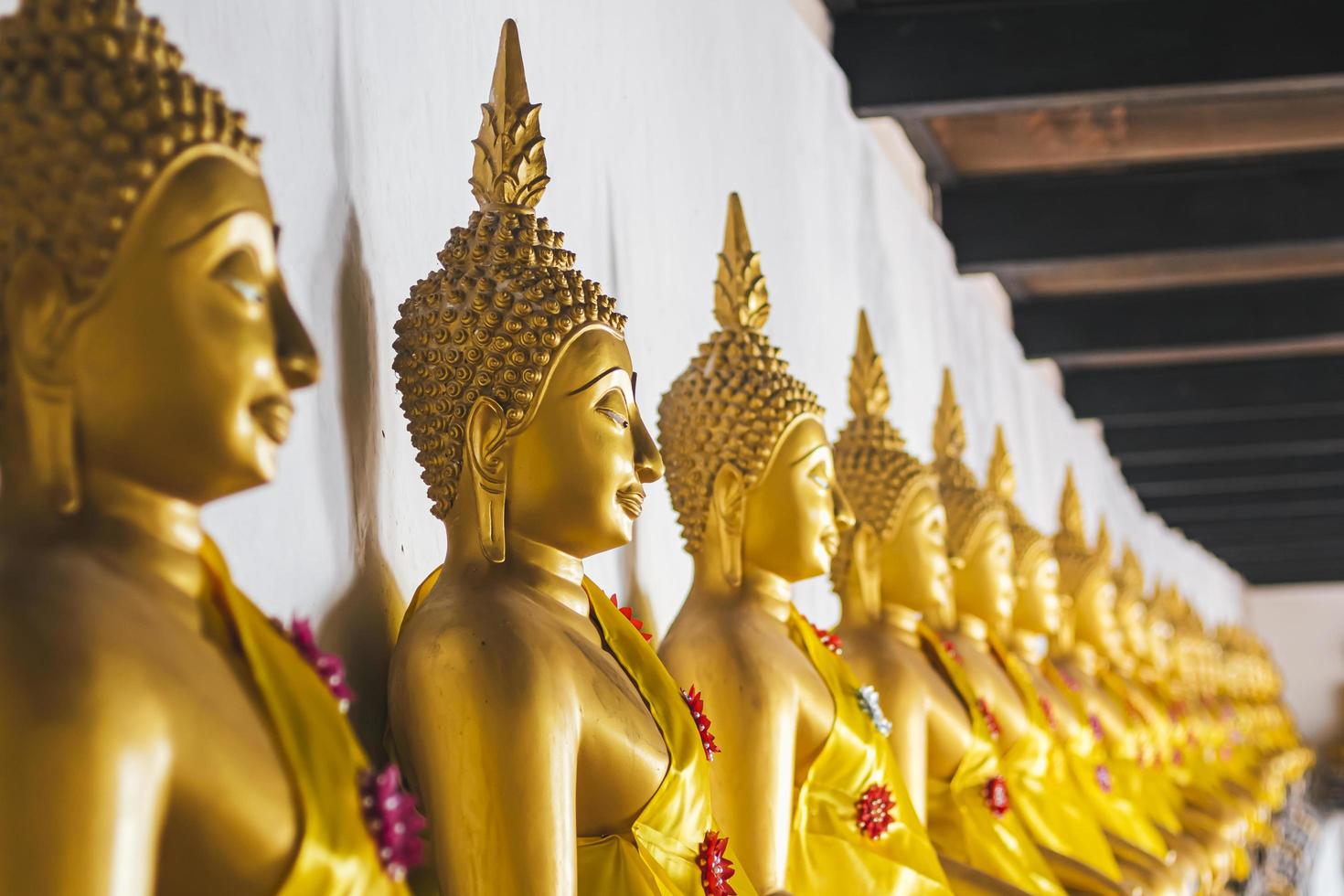 samphao lom, thailandia, 2020 - fila di statue di buddha foto