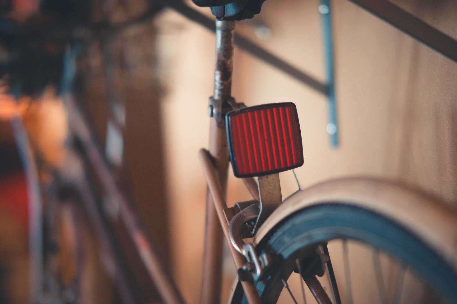 primo piano di un riflettore su una bici foto