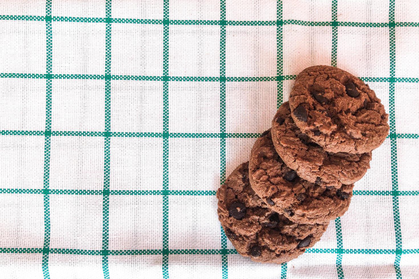 biscotti al cioccolato nella confezione su sfondo di stoffa. foto