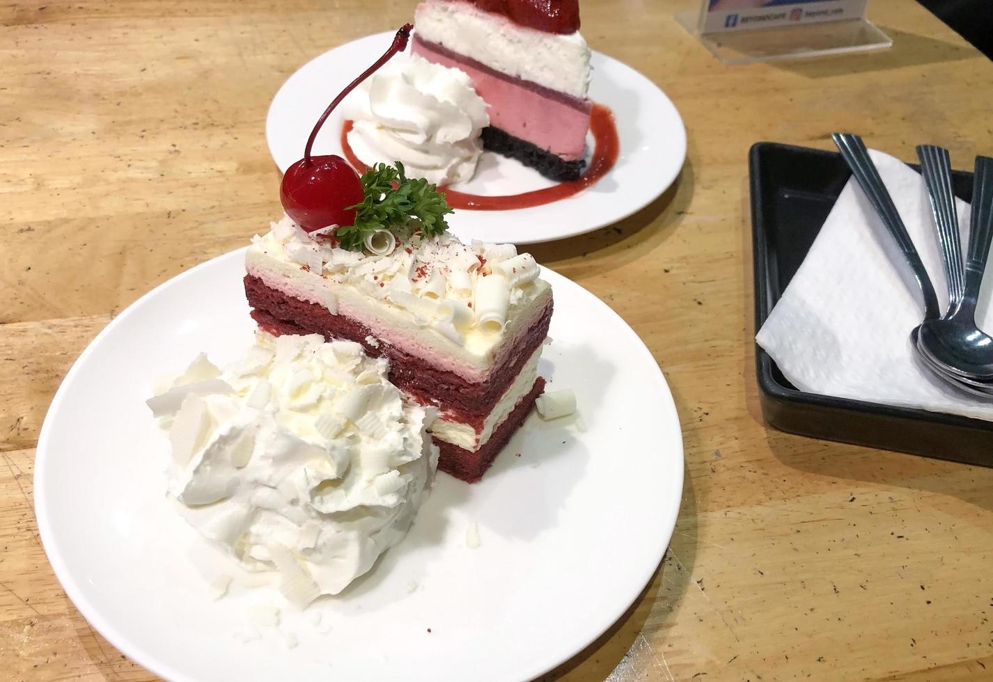 torta di formaggio di velluto rosso con panna montata foto