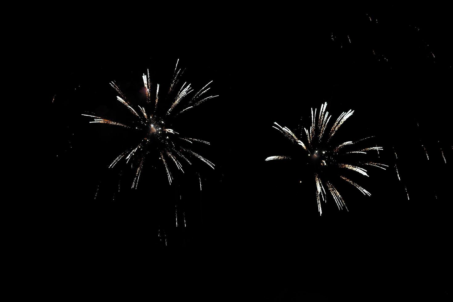 due fuochi d'artificio nel cielo foto