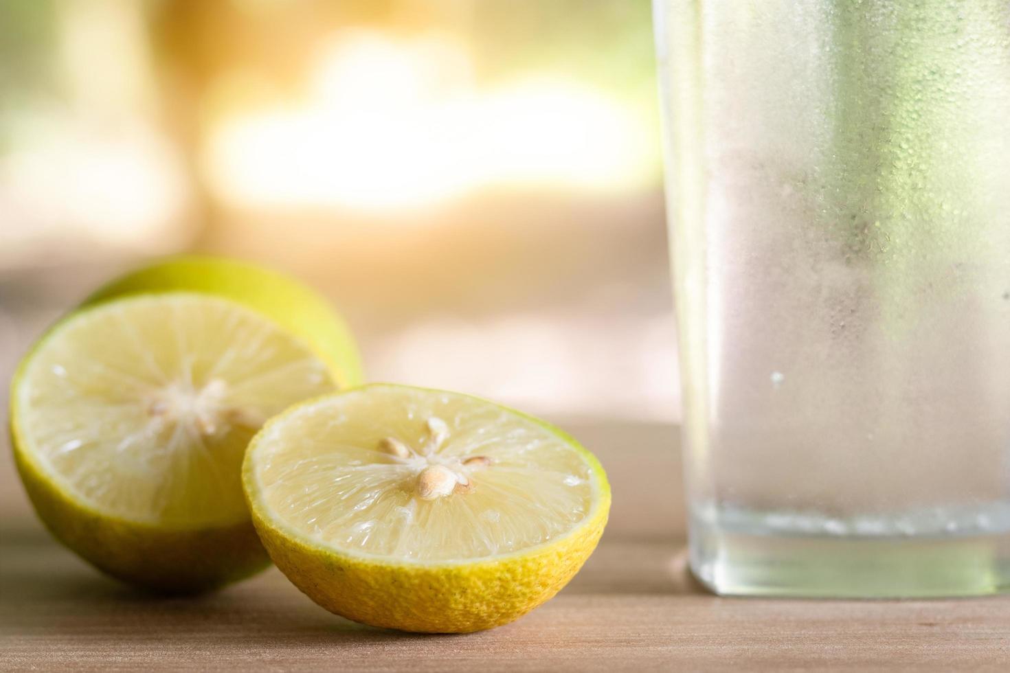limone fresco soda in un bicchiere con fette di limone. succo di limone soda. foto