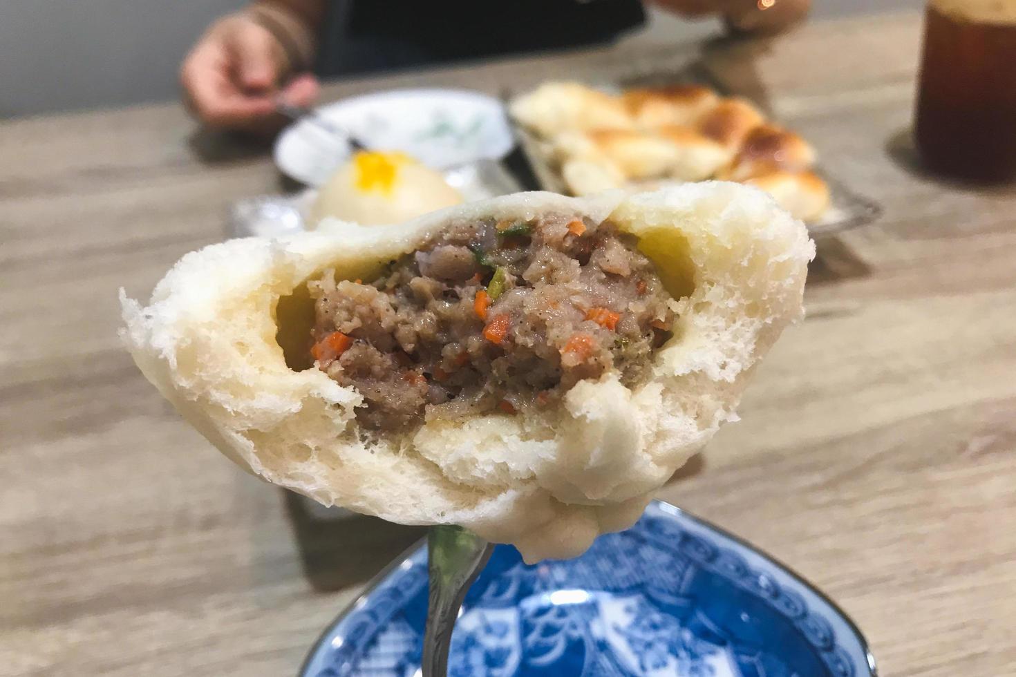 panino al vapore con carne di maiale foto