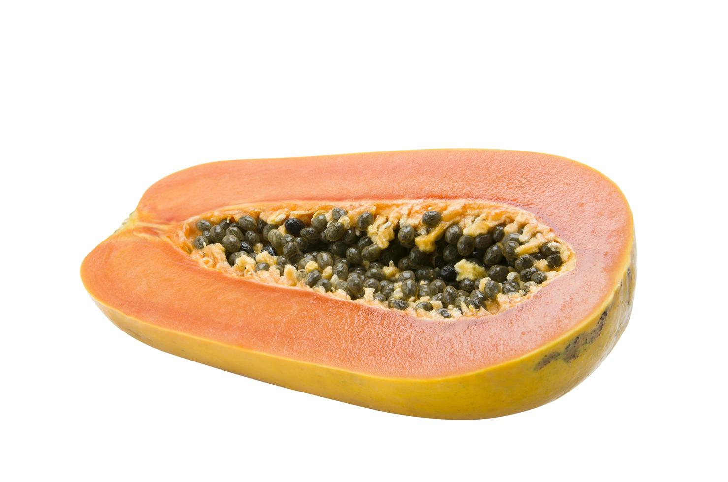 metà della frutta e dei semi maturi della papaia foto