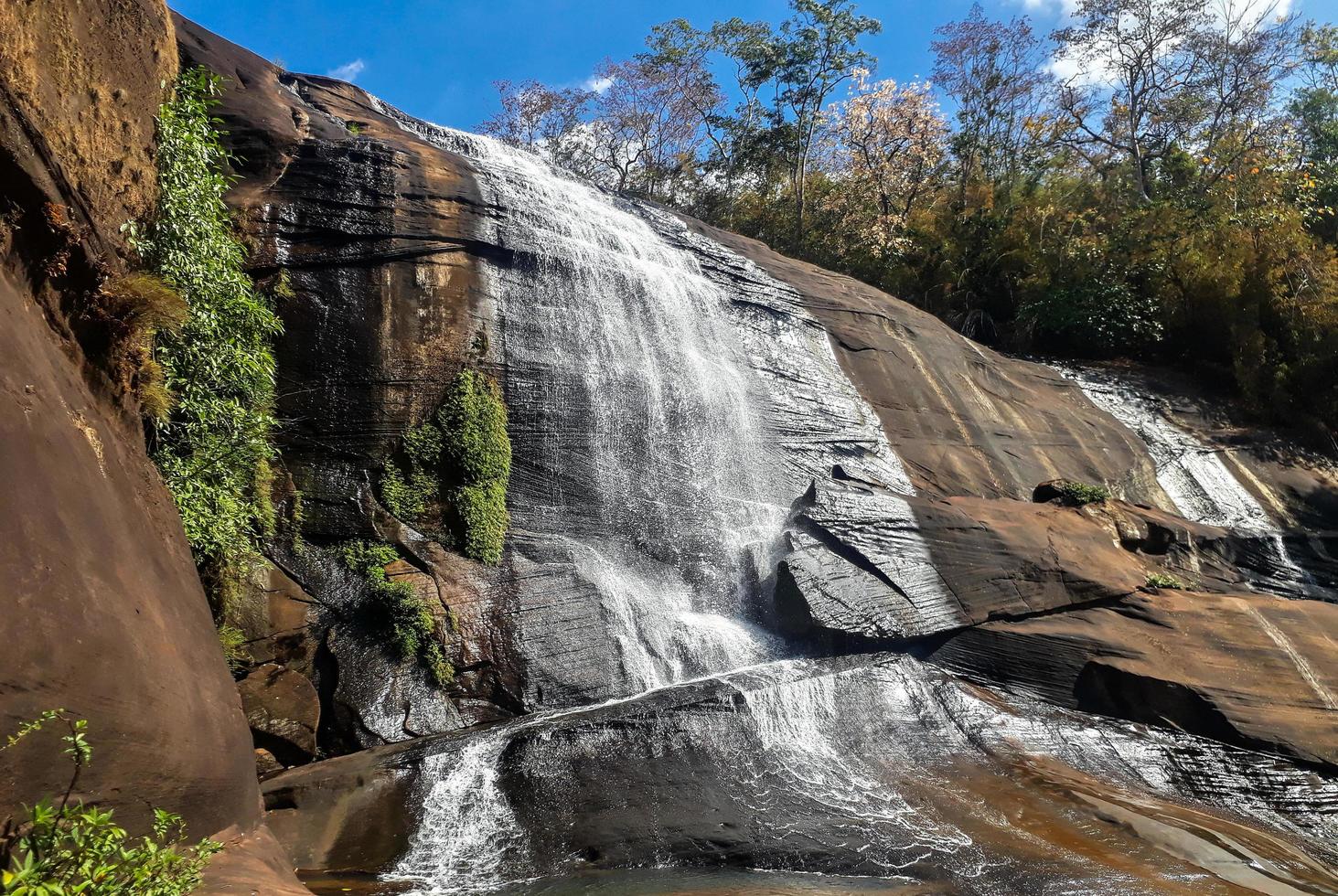 cascata durante il giorno foto