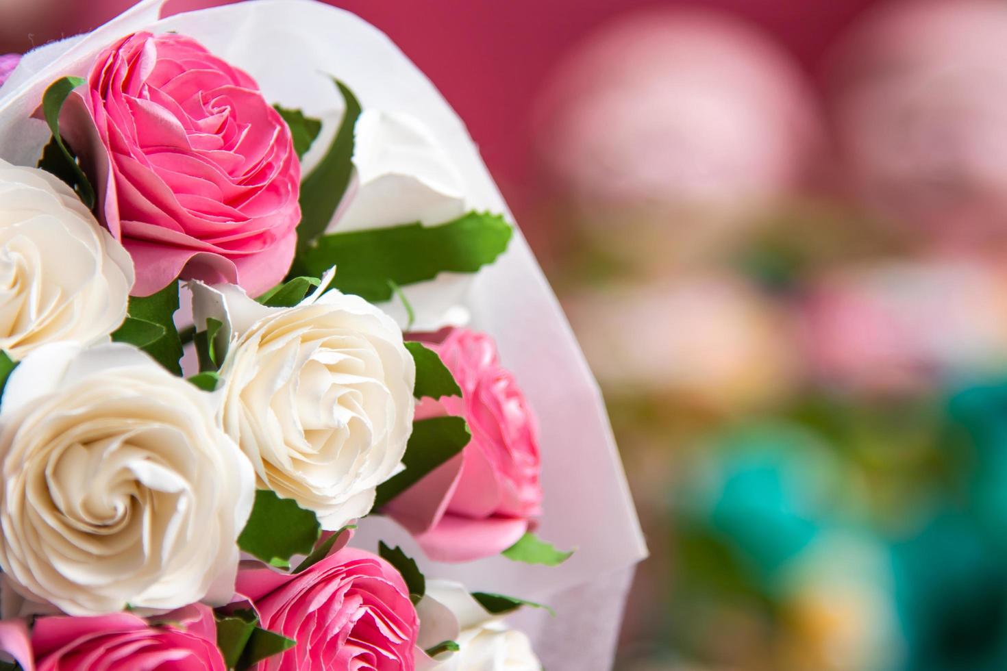 bouquet di bellissime rose bianche e rosa foto