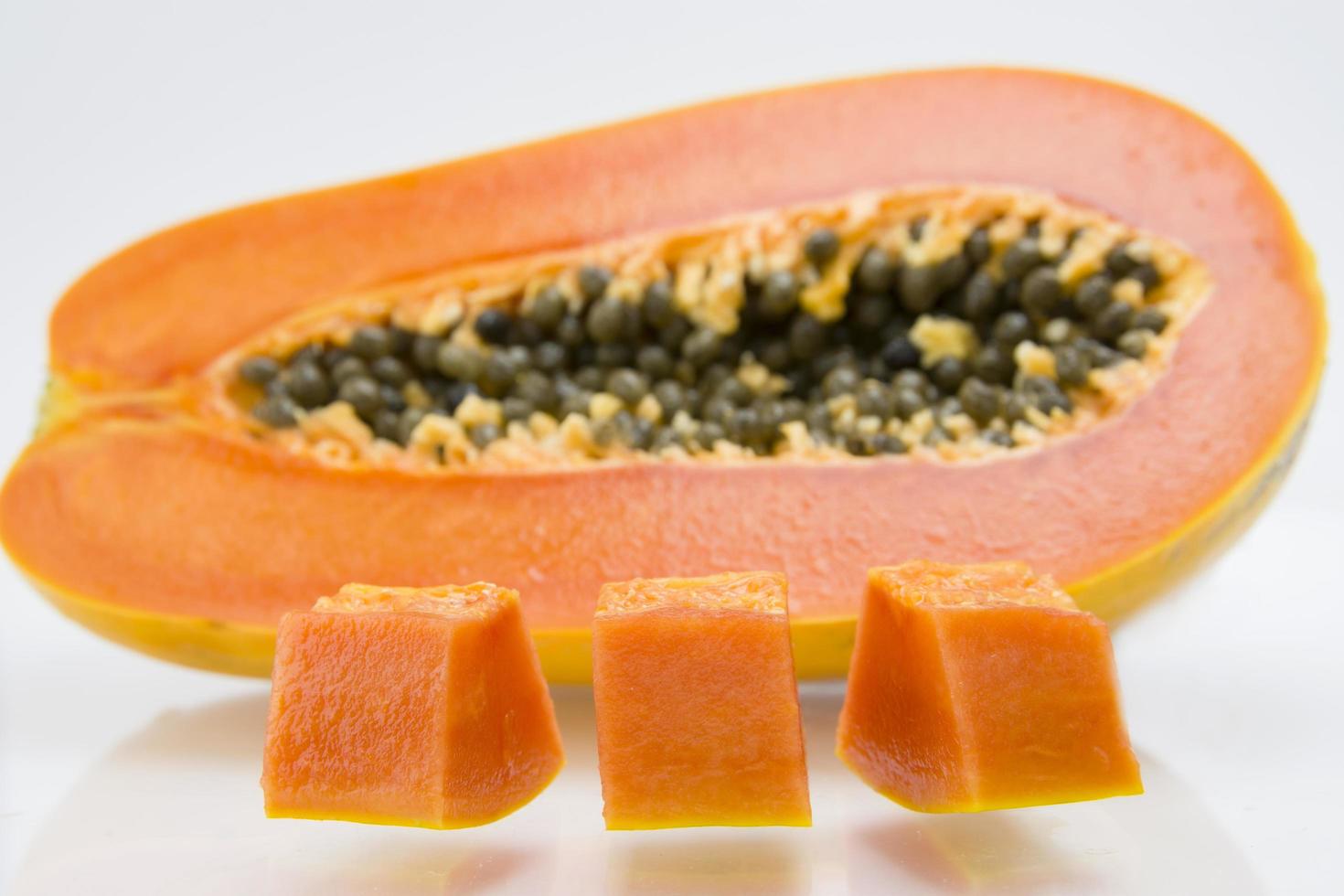 metà della frutta e dei semi maturi della papaia foto