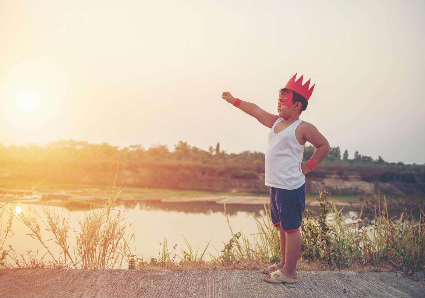 super ragazzo che mostra le sue potenti braccia volanti foto