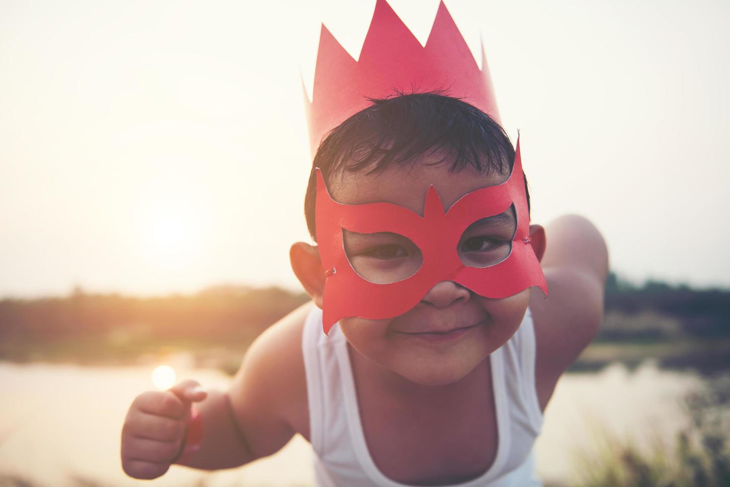 super ragazzo che mostra le sue potenti braccia volanti foto