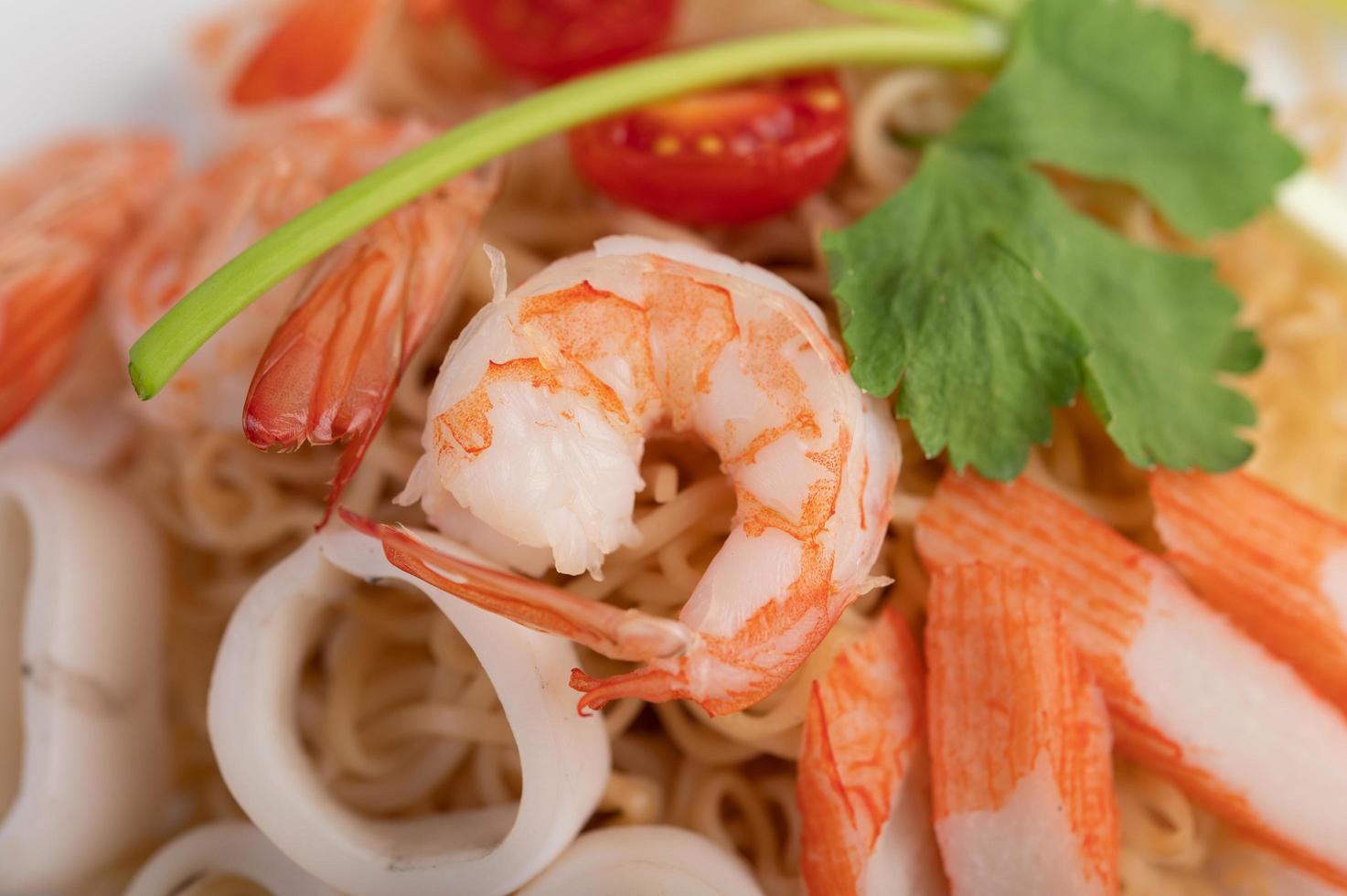 spaghetti istantanei saltati in padella con gamberi e granchio foto