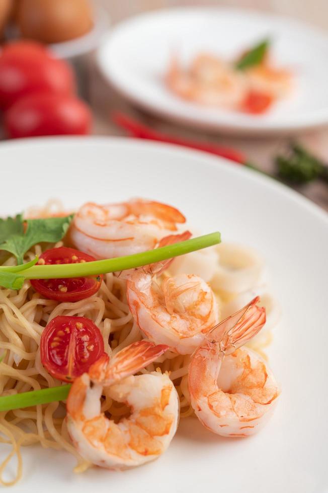 spaghetti istantanei saltati in padella con gamberi e granchi foto