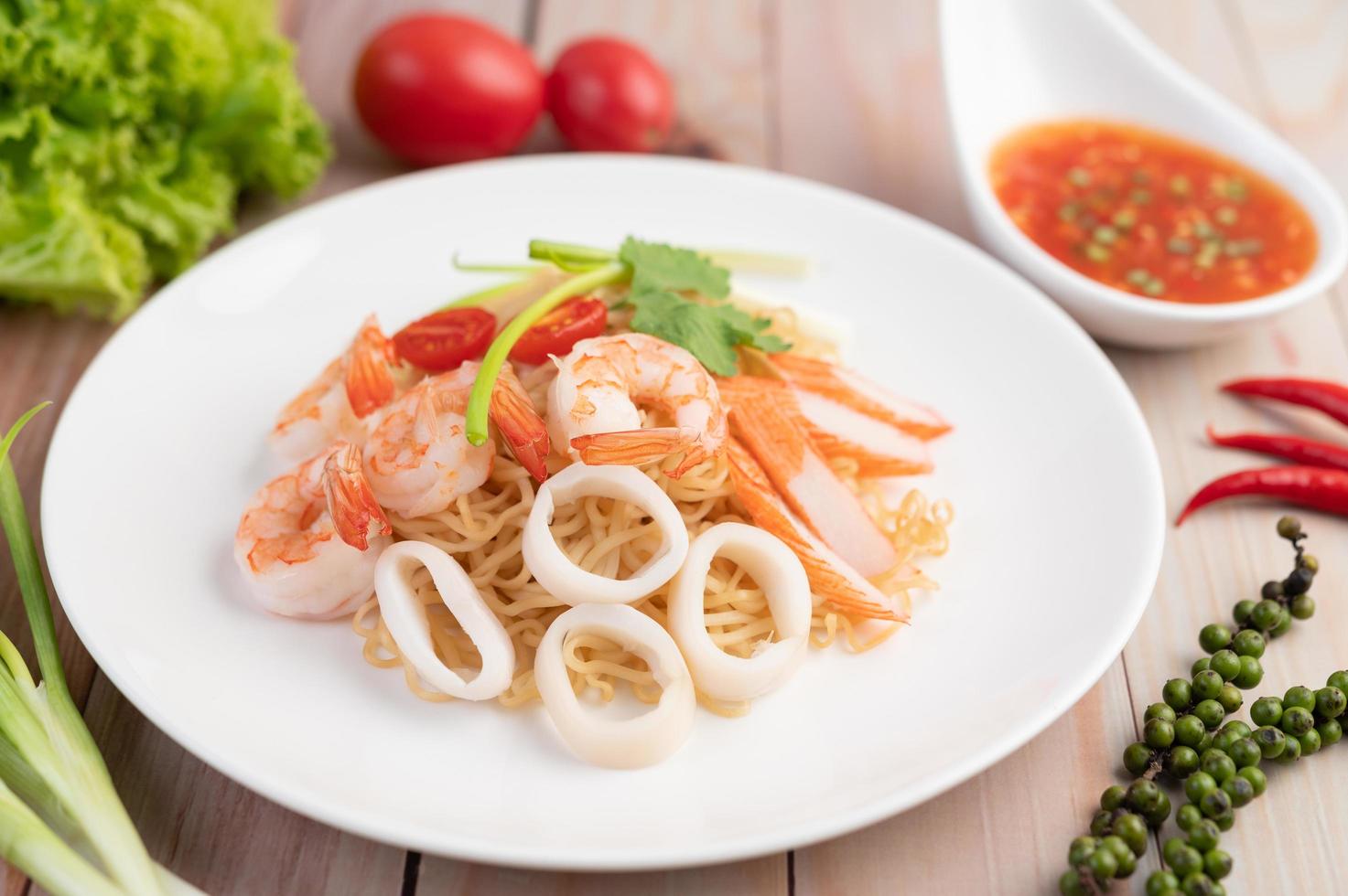 spaghetti istantanei saltati in padella con gamberi e granchi foto