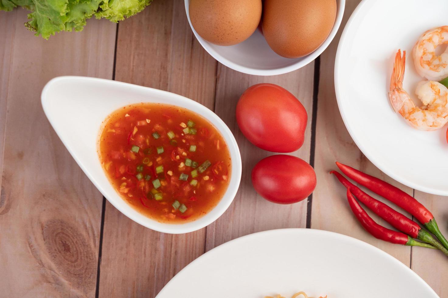 gamberi, uova e salsa al peperoncino con pomodori foto