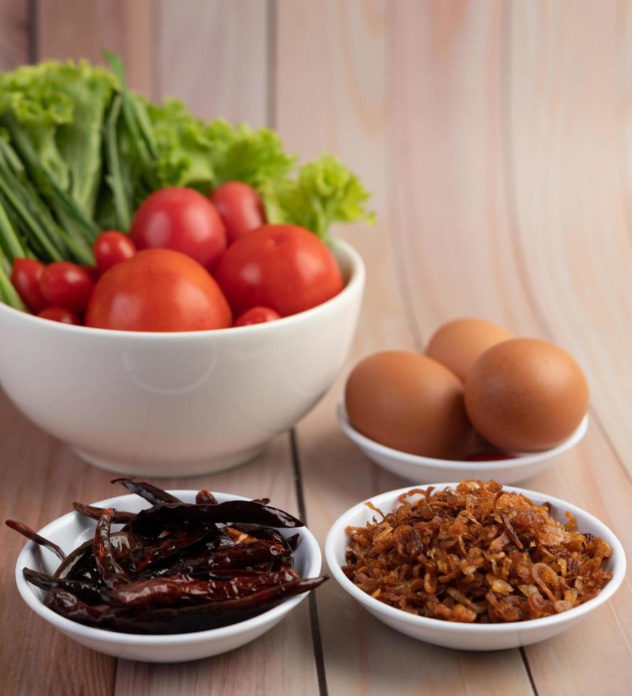 cipolle fritte, peperoni, uova, pomodori, insalata e cipollotto foto