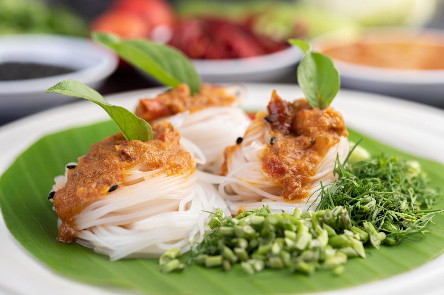 spaghetti di riso conditi con latte di cocco e verdure foto