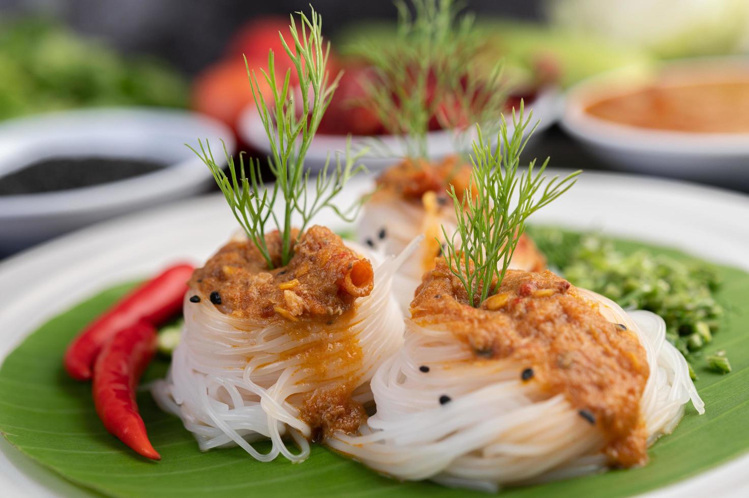 spaghetti di riso conditi con latte di cocco e verdure foto