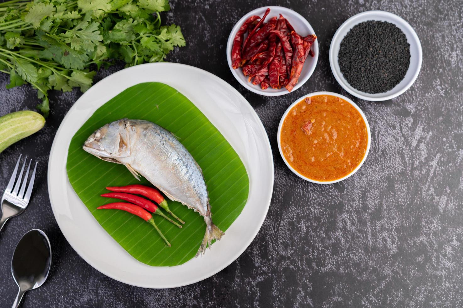 pesce sgombro con spaghetti di riso e verdure foto