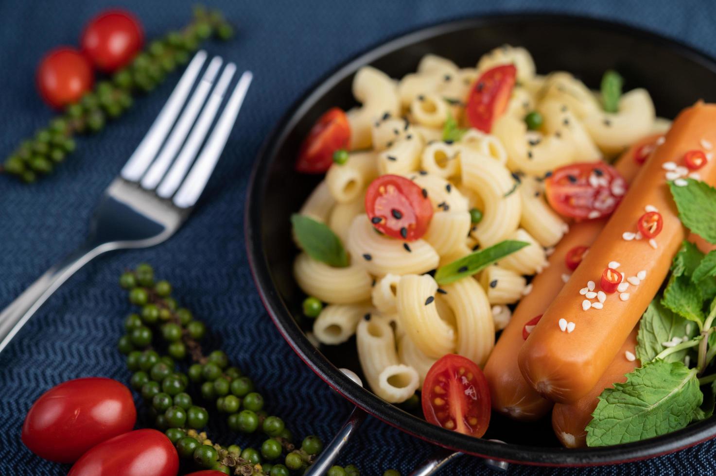 maccheroni fritti e salsiccia in padella foto