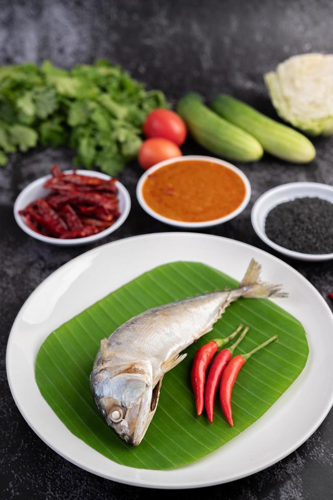 pesce sgombro con spaghetti di riso e verdure foto