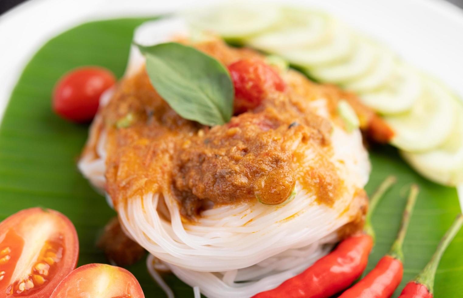 spaghetti di riso conditi con latte di cocco e verdure foto