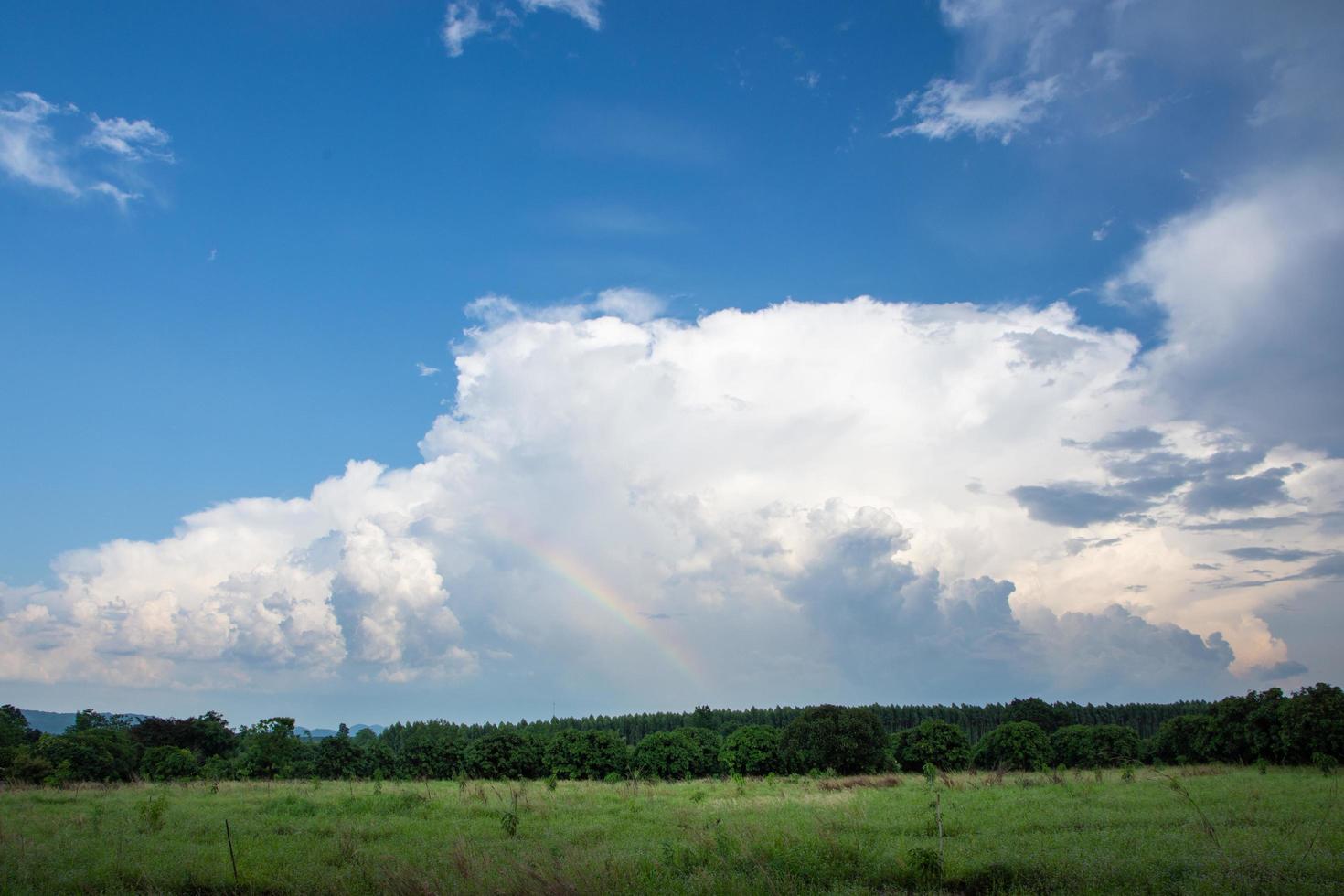 paesaggio in thailandia con arcobaleno foto