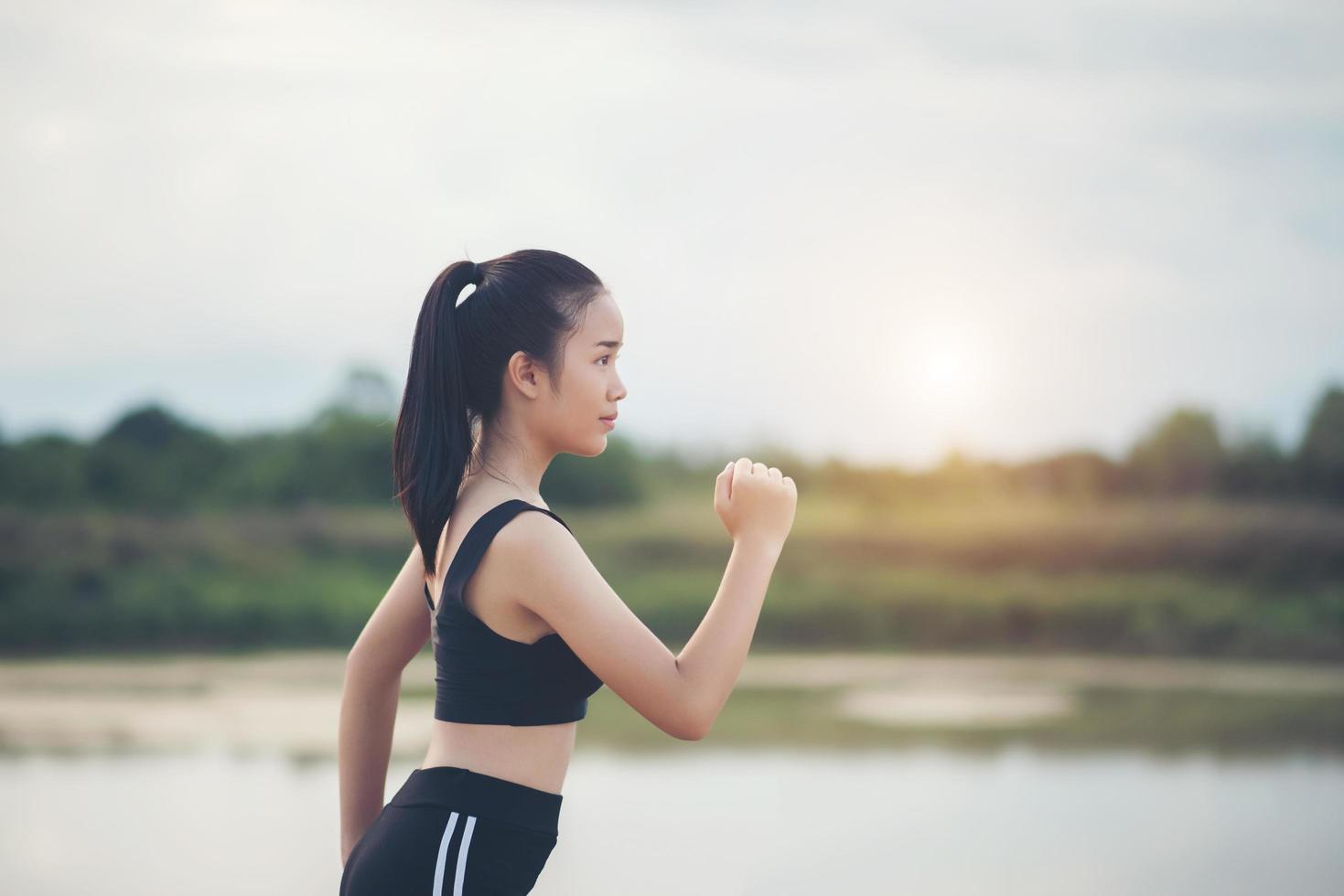 un giovane corridore femminile felice fare jogging all'aperto foto