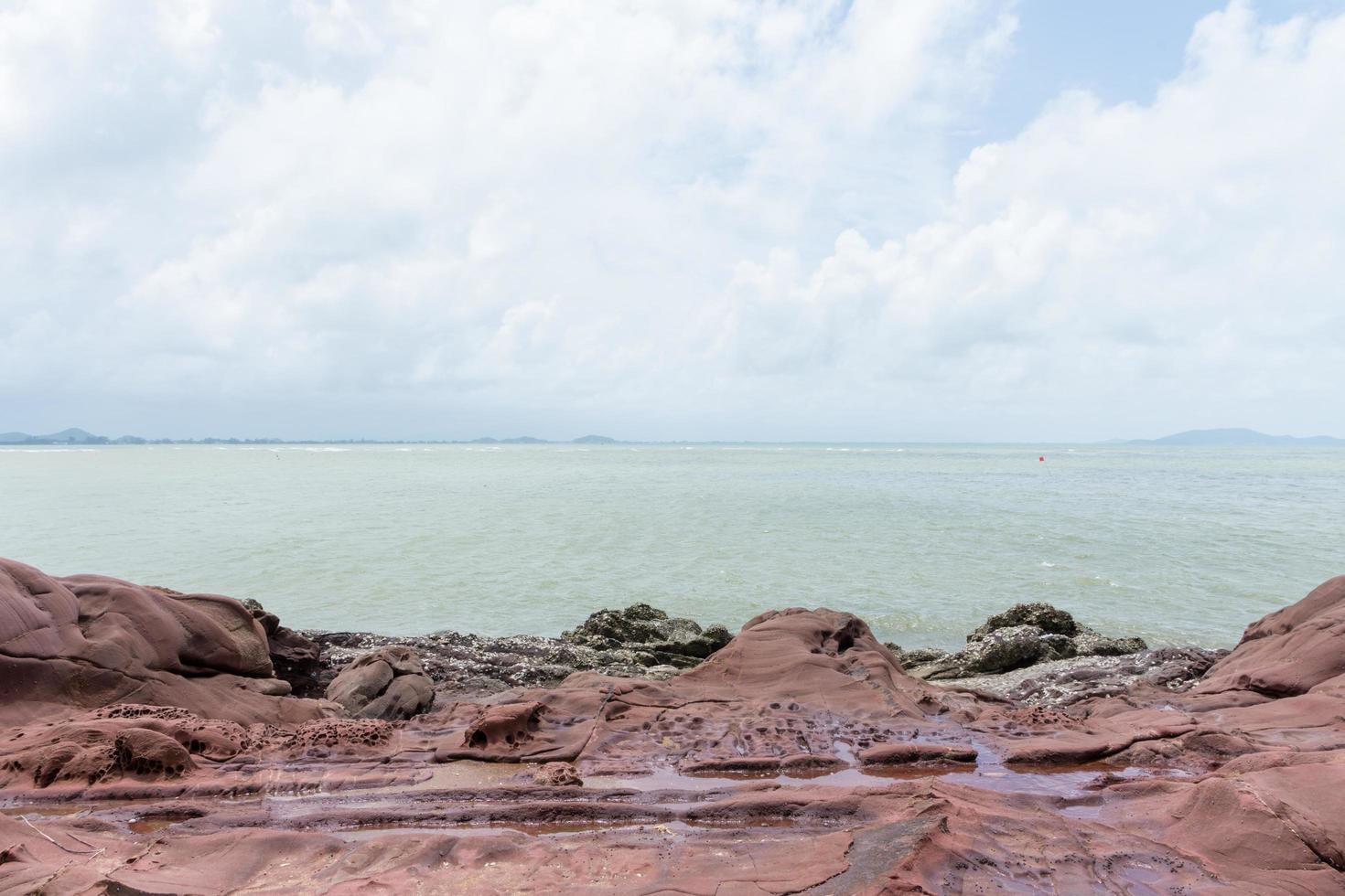 rocce in riva al mare foto