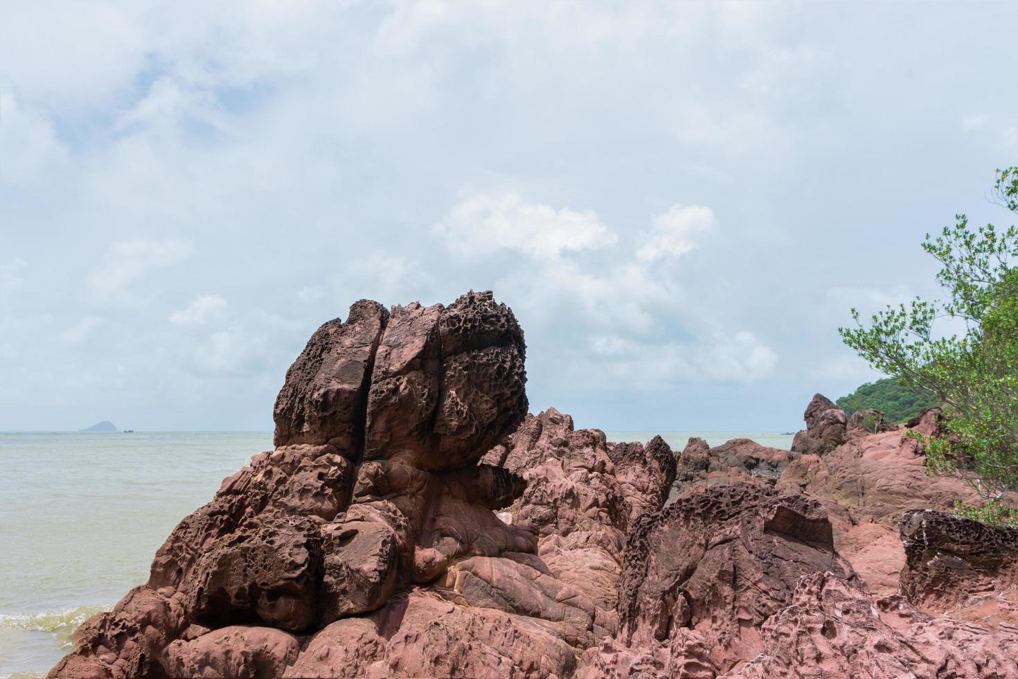 rocce in riva al mare in thailandia foto