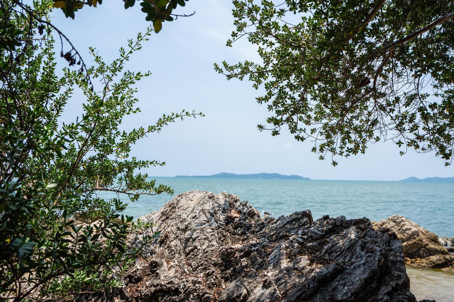 rocce su una spiaggia in Thailandia foto