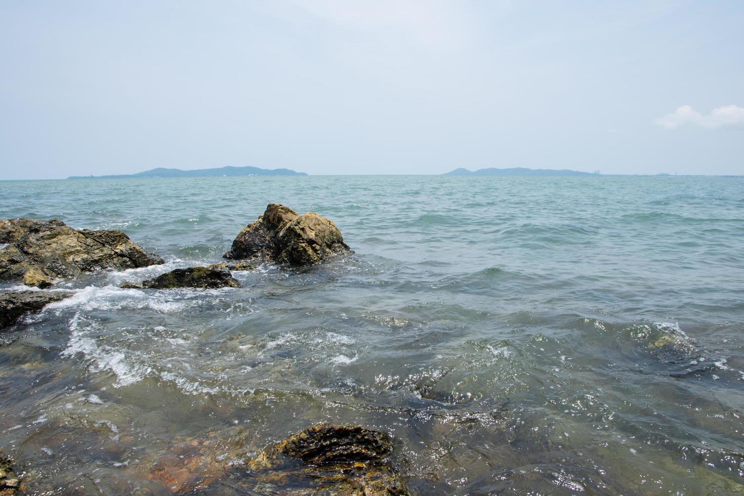 rocce su una spiaggia in Thailandia foto