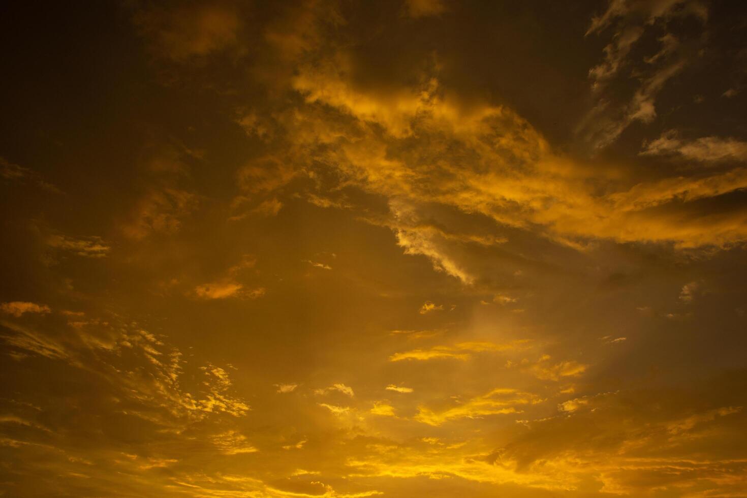 nuvole nel cielo al tramonto foto