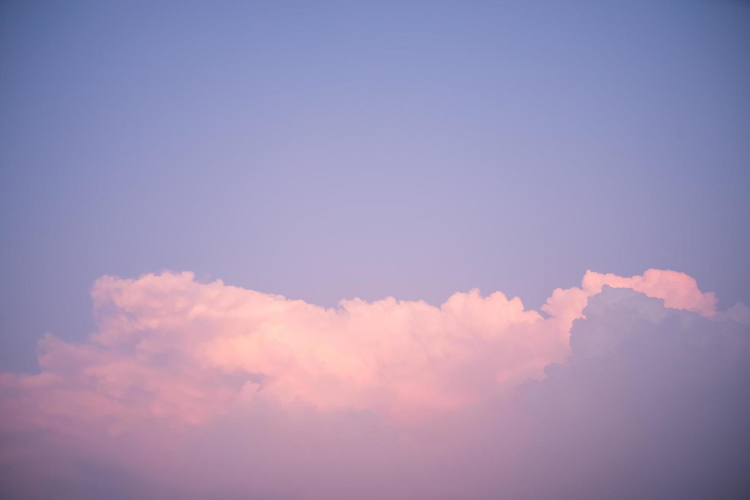 nuvole nel cielo al tramonto foto