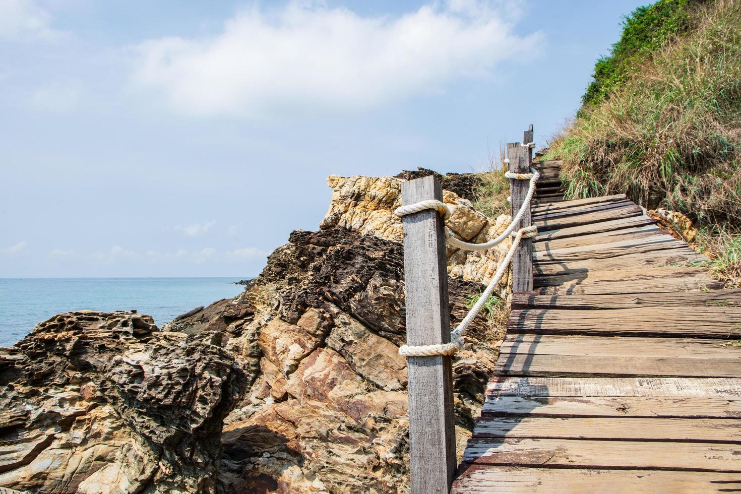 passerella al parco nazionale di khao laemya, thailandia foto