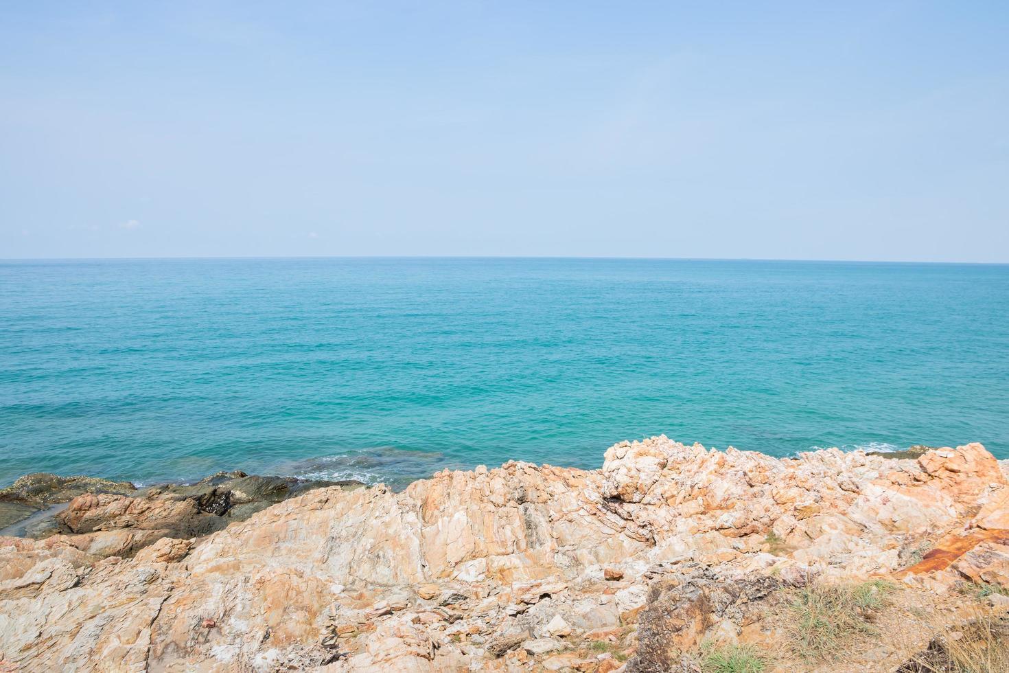 vista panoramica sul mare in estate foto