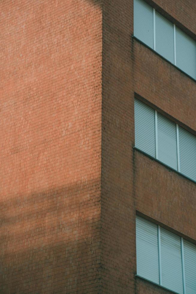 foto ad angolo basso di un edificio in cemento