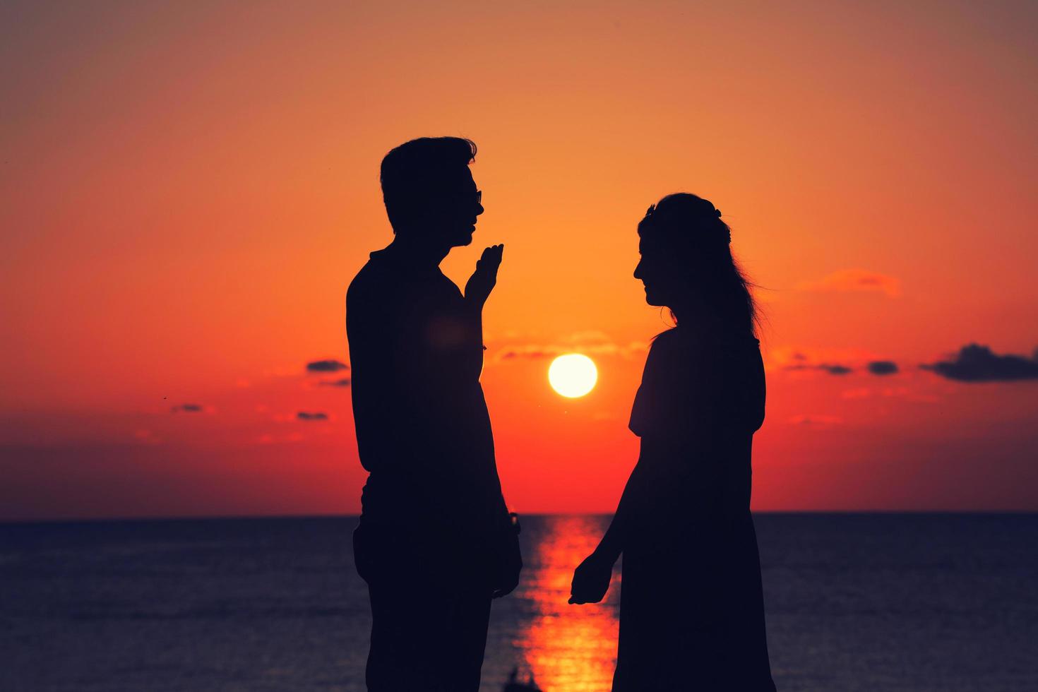 due persone al tramonto foto