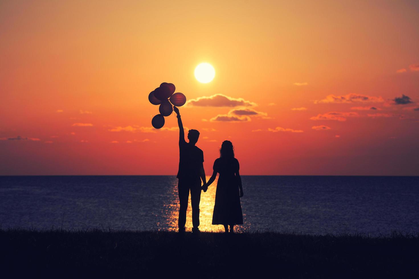 due persone al tramonto foto