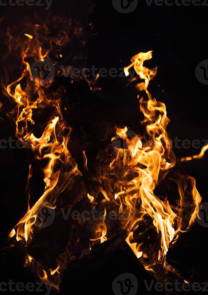 fiamme di fuoco su sfondo nero foto